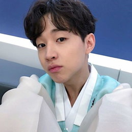 헨리, 고운 한복입고 팬심 유혹…"설날 오빠랑 같이 보낼래?"