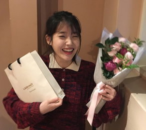 아이유, 가식없는 미소 활짝…"공주님과 함께"
