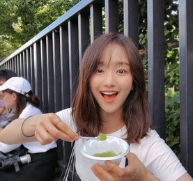 원진아, 여친美 넘치는 '러블리함'…"녹차 한 입 하실래요?"