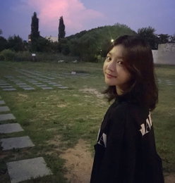 이유비, 여배우의 생얼…"누구와 산책 중?"