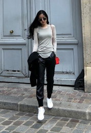 손나은, 눈길을 끄는 몸매..'파리의 모델'