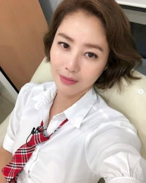 '미코' 출신 50대 김성령의 투명 메이크업·레드 타이멘 교복 패션 '화제'