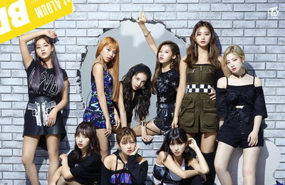 트와이스, 일본 정규 1집 오리콘 월간차트 첫 정상