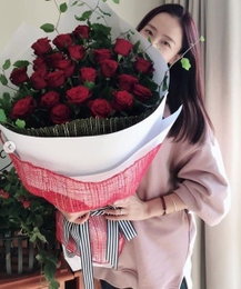 마이크로닷♥홍수현, 커플링 끼고 장미꽃 한아름 '함박웃음'