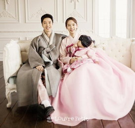 "비주얼 가족" 이동건♥조윤희, 딸 로아와 한복 가족사진
