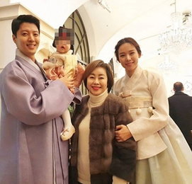 이동건♥조윤희, 딸 돌잔치서 함박 미소 '훈훈 비주얼'