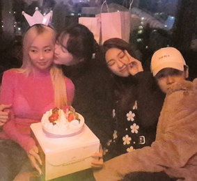 씨스타, 여전히 뜨거운 팀워크…"효린 생일에 뭉친 완전체"
