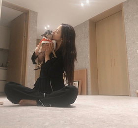 한예슬, 청순섹시 잠옷 셀카…"반려견과 뽀뽀쪽"