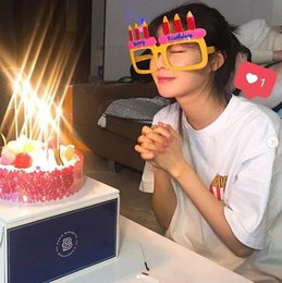 '이광수♥' 이선빈, 생일케이크 앞 귀여운 소원 빌기 "감사합니다"