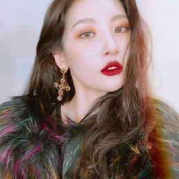 선미, 매혹적인 레드립 셀카..."화려함 그 자체"