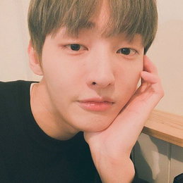 윤지성, 저장 부르는 훈훈 셀카…"남친짤 장인"