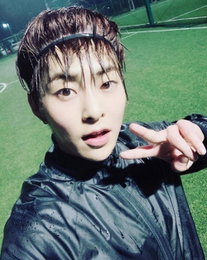 시우민, 빗속에서 축구를... 만찢 비주얼