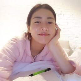 강소라, 잠들기 전 침대 위 셀카..."빛나는 물광피부