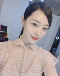 설리, 핑크룸 안에서 사랑스러운 미소..."단아함 100%"
