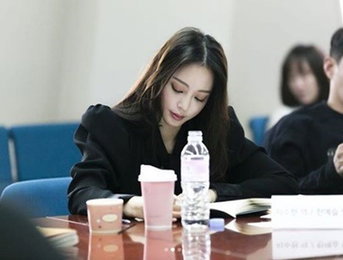 한예슬, "아...내 긴머리ㅠㅠ'빅이슈' 대본 리딩" 일상이 화보네!