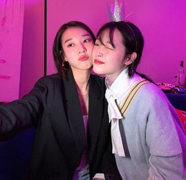 설리, 절친 남경과 훈훈 미모샷…"예쁜애 옆 예쁜애"