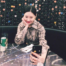 셀카 찍는 선미, 선미를 찍는 카메라 '눈길'