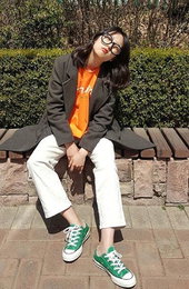 '티셔츠에 운동화도 이 정도'…김보라, 봄 햇살도 반한 매력