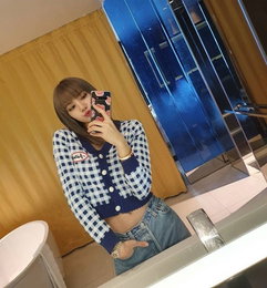 블랙핑크 리사, 쇼트 카디건도 찰떡…탄탄한 복근 자랑