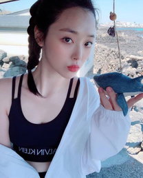 설리, 건강미 발산…"운동복을 입어도 화보 그 자체"