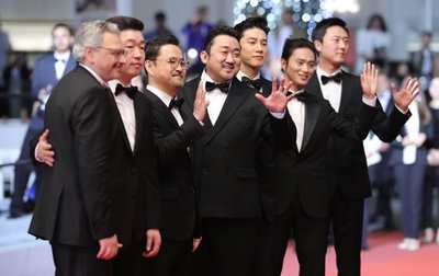 칸의 밤 장식한 영화 "악인전"…4분간의 기립박수