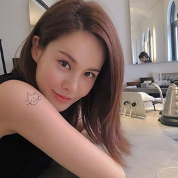 아이비, 어깨 문신 인증샷.."용기 없어서 못했는데 너무 간편"
