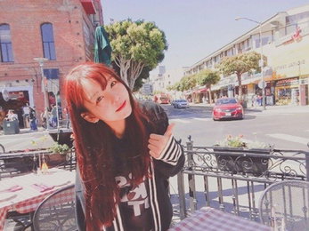 레이나, 고개 숙여 아이컨택…"심쿵 눈맞춤"