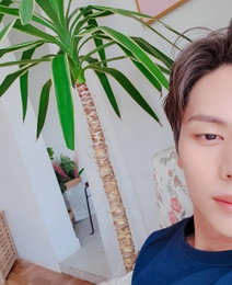 육성재, 머리를 넘기니 더욱 훤한 얼굴..반만 보여도 심쿵 비주얼