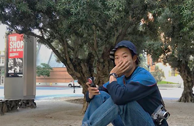 류준열, '남색 패션'으로 선보인 '패셔니스타' 면모