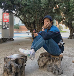 류준열, '남색 패션'으로 선보인 '패셔니스타' 면모