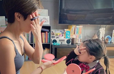 이윤지 딸 라니, 고사리 손으로 엄마 따라 화장 슥슥