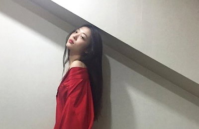 설리, 청순한 얼굴에 붉은 슬릿 원피스…반전 매력