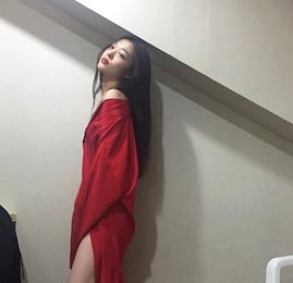 설리, 청순한 얼굴에 붉은 슬릿 원피스…반전 매력