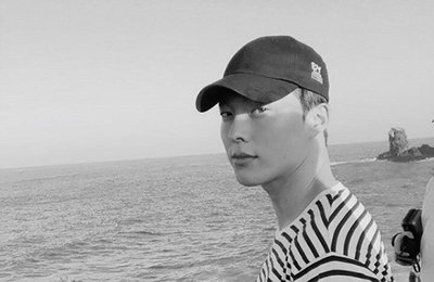 장기용, 흑백 뚫는 심쿵 눈빛‥하트는 덤