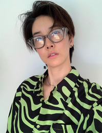 진서연, 스타일리시한 패션감각 '얼룩무늬 셔츠'