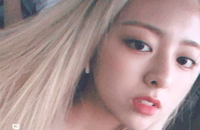 ITZY 유나, 오늘도 금발머리 여신..매혹의 눈빛