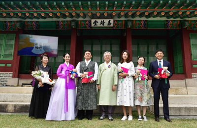 방탄소년단, 한복사랑 정부 감사장 받아