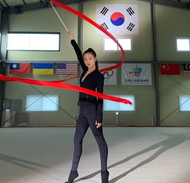 손연재, 리본 들고 요정美 발산…"현역 시절 그대로"