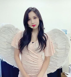 ‘활동중단’ 트와이스 미나, 건강한 모습으로 4주년 자축