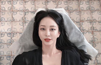 한예슬, 가슴골 '파격 타투' 섹시美 폭발..가슴에 품은 칼 세 자루