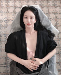 한예슬, 가슴골 '파격 타투' 섹시美 폭발..가슴에 품은 칼 세 자루