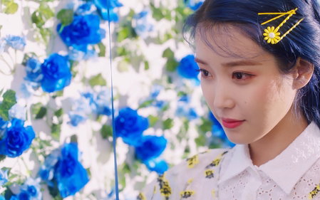 '아이유' 미니 5집 차트 도배…'블루밍' 1위 석권
