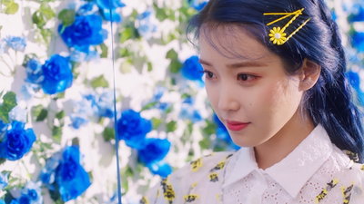 '아이유' 미니 5집 차트 도배…'블루밍' 1위 석권