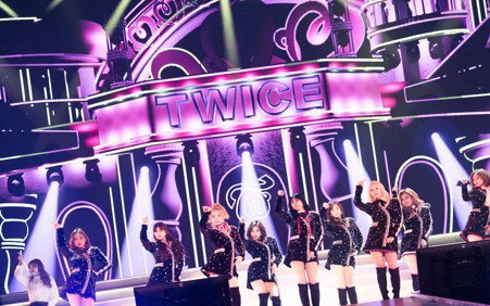 트와이스 일본 2집, 오리콘 앨범차트 1위 기록