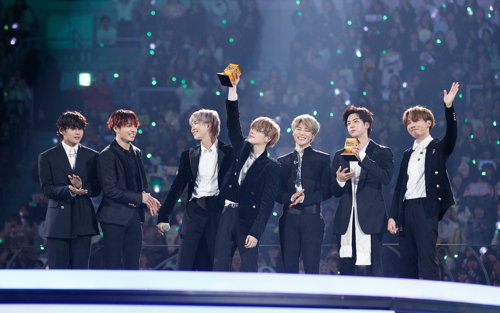 'MAMA'서도 대상 싹쓸이 방탄소년단 "정직한 음악하길"