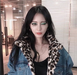 한예슬, 초록 섀도우도 소화하는 여신..호피가 잘 어울려
