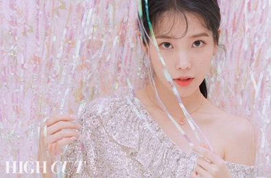 아이유, '핑크빛 크리스마스 홈 파티' 화보 공개 '눈길'