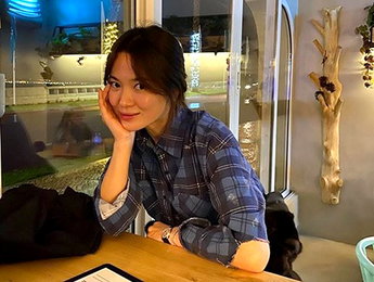 송혜교, 환한 미소 근황 공개…"일상도, 여신이네"