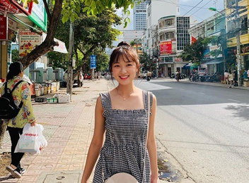 김혜윤, 해외 여행 중 인간 비타민 미소..바라만 봐도 상큼해