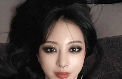 한예슬, 이번엔 코걸이 패션…뱀 타투 이은 '파격 변신'